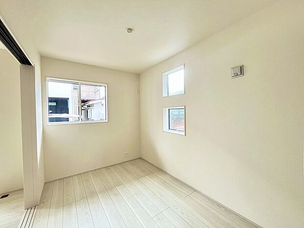 扉を開放するとLDKと洋室を一体利用できる空間！扉を閉めると独立した空間としても活用できます。 