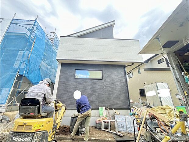 南側のお部屋から出入りできる、奥行きのあるワイドバルコニー。心地よい陽射しと暖かな風を楽しむことが出来ます。 