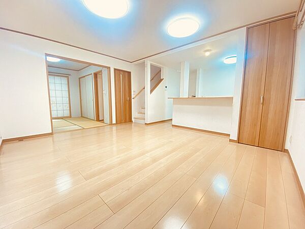 夕食の時間。家族、友人、両親、親戚との会話がより料理を美味しくしてくれる。あっという間に時間が過ぎてしまう居心地の良さは、普段はほっとする空間としてここにあります。
