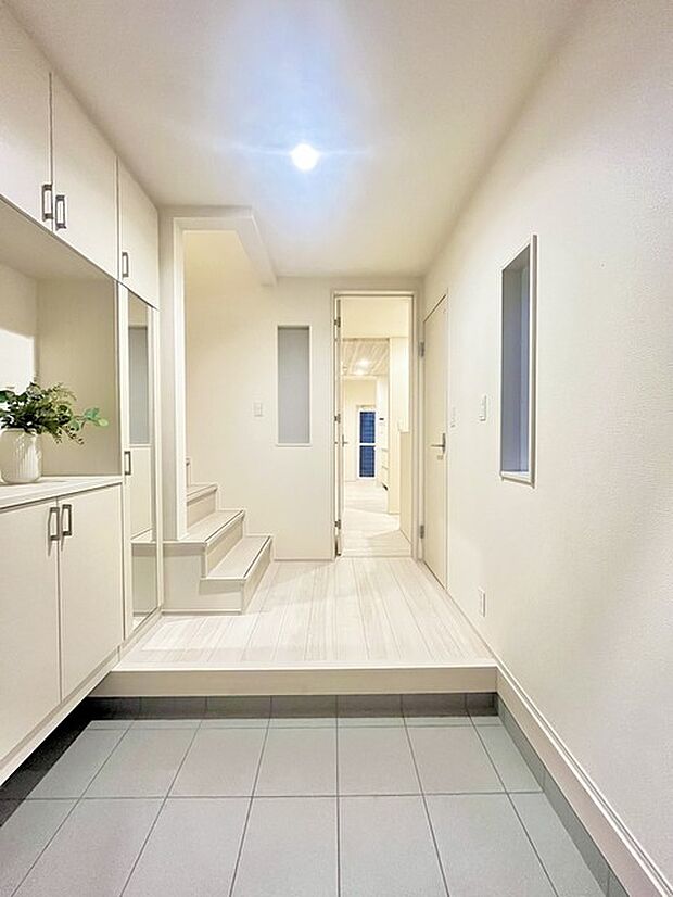 お客様をお迎えする玄関、お家の出入りもスムーズに行えます。