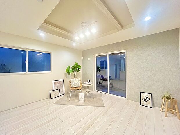 家族や友人、両親、親戚とこれから沢山の時間を紡ぐのだろう。そこを彩るのは窓から見える青い空、心地よい緑。そんなイメージが膨らむリビングスペース。