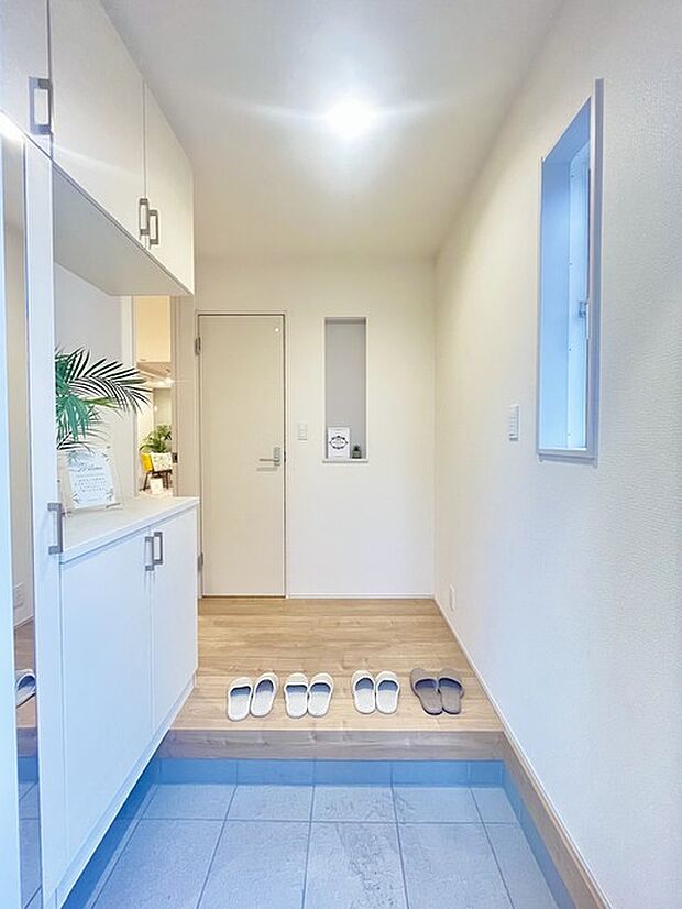 明るく開放的な玄関、靴の脱ぎ履きもしやすく、収納も豊富でご家族皆様の靴をスッキリ収納できます。
