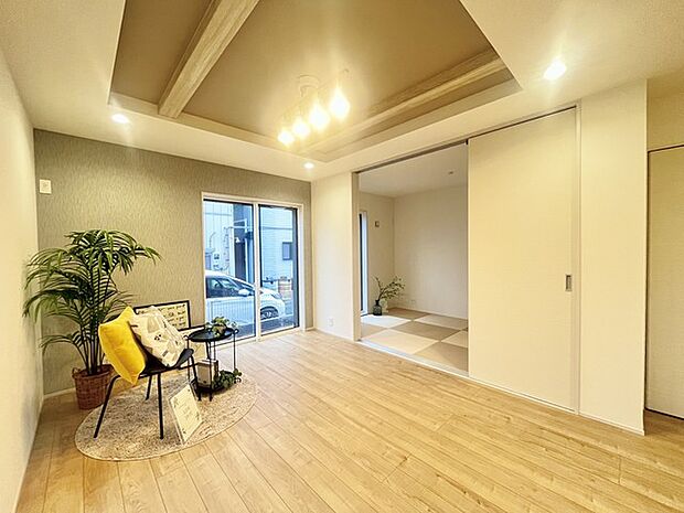 家族や友人、両親、親戚とこれから沢山の時間を紡ぐのだろう。そこを彩るのは窓から見える青い空、心地よい緑。そんなイメージが膨らむリビングスペース。