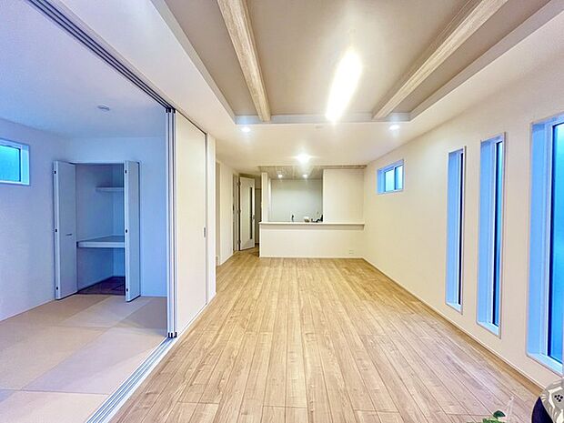 家族団欒のリビング。陽光差し込む食卓には家族の会話とスマイルが溢れます。いつまでもここで食卓を囲みたくなる、そう感じさせてくれるスペース。 