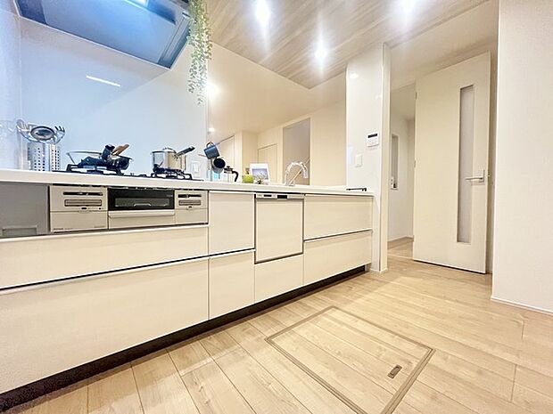 リビングにいる家族の顔が見渡せるカウンターキッチン。お料理もより一層おいしく、楽しく。食器棚を背面に設置しても十分な広さを確保しています。 