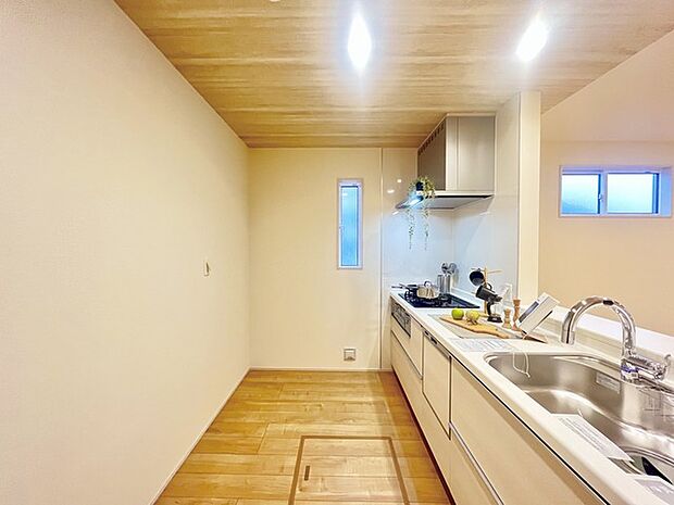 収納量豊富なシステムキッチン。明るい光が差し込む窓も調味料置き場などに役立ちます。カウンターキッチンと違い、背面を広く使えるので自由度が高いのも嬉しいですね。