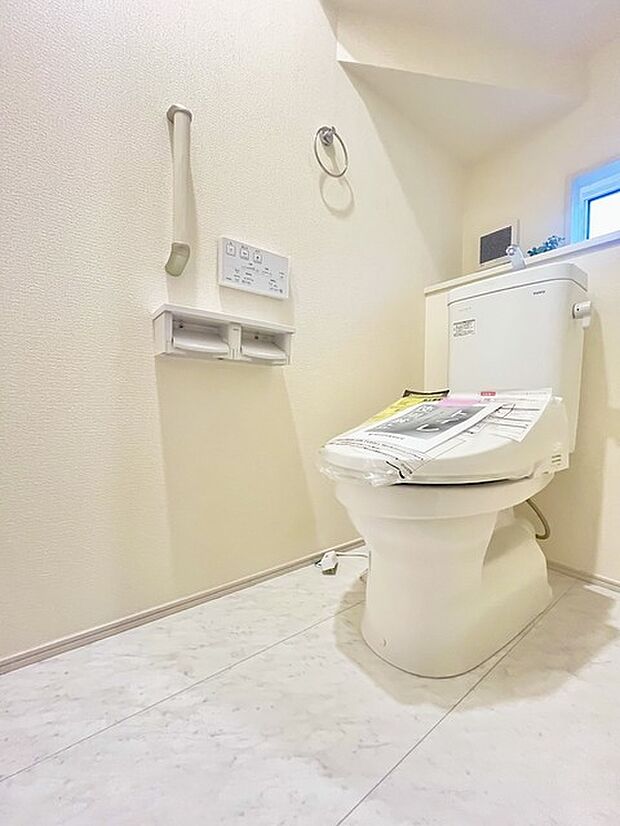 ウォシュレット機能付きのトイレ。換気のしやすい窓付きで、収納もあり実用性も兼ね備えた造り。