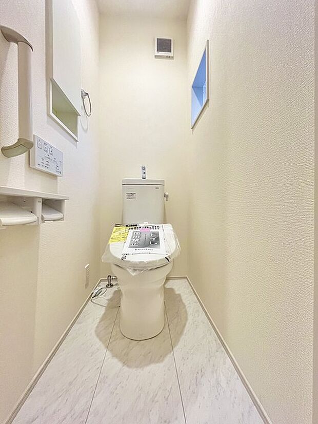 ウォシュレット機能付きのトイレ。換気のしやすい窓付きで、収納もあり実用性も兼ね備えた造り。 