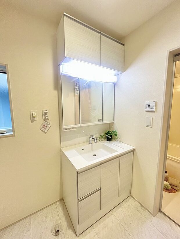 お出かけ前の身だしなみに一歩差がつく三面鏡。ミラー裏にはたっぷり収納もございます。 