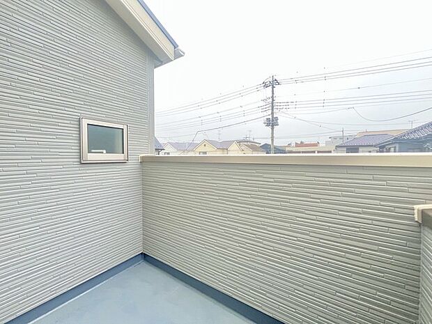 広めのバルコニーは風通しも良くお洗濯物もしっかりと干すことができます!