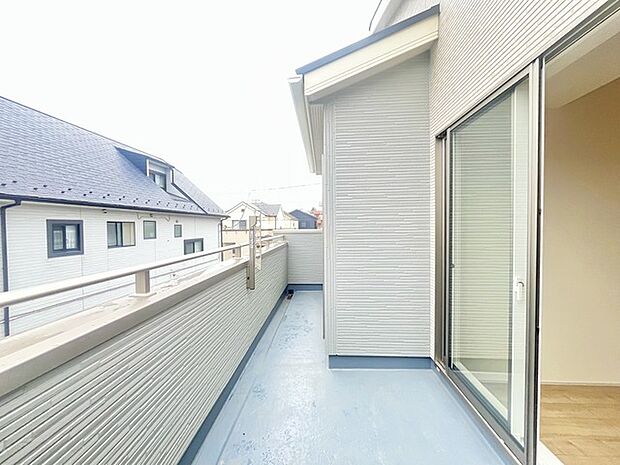 南側のお部屋から出入りできる、奥行きのあるワイドバルコニー。心地よい陽射しと暖かな風を楽しむことが出来ます。