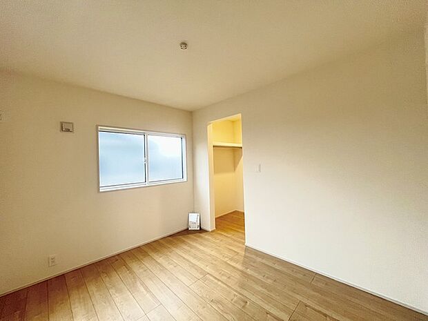 広々収納で、仕事着、普段着をまとめて収納できます。