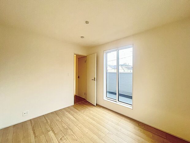 バルコニーに面した4.5帖の洋室。開口部からは優しい陽光が差し込み心地よい風が通り抜けます。