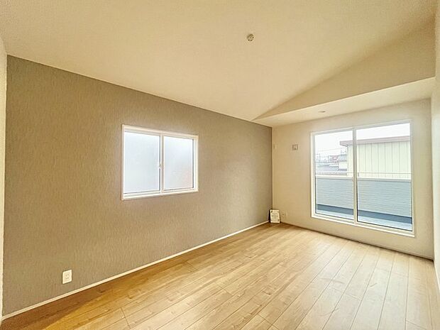 アクセントクロスを使用したオシャレな洋室。窓からそそぐ陽の光が眩しいベッドルームは、朝の目覚めが心地良く迎えられそうです。