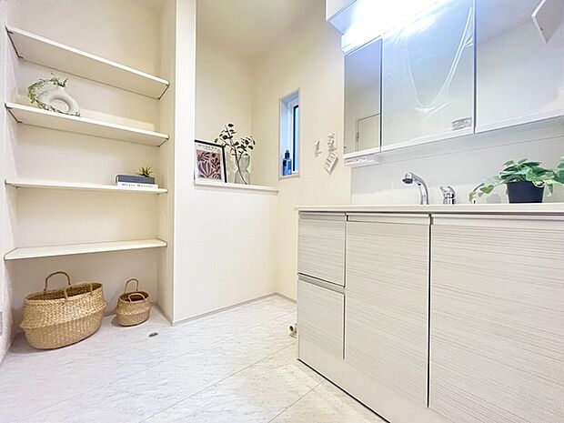 ゆとりの洗面スペースで朝の身支度もスムーズに行えます。