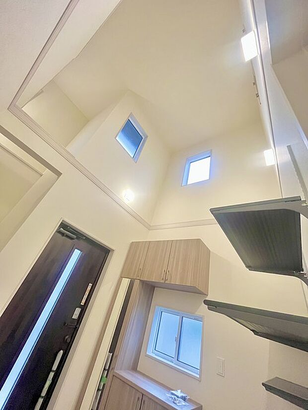 気持ちよくご家族やゲストを送迎できるスタイリッシュでスッキリとした玄関です。