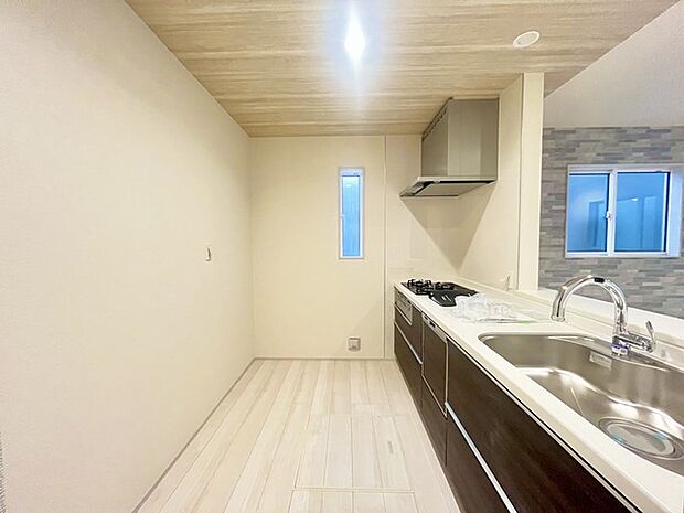 リビングにいる家族の顔が見渡せるカウンターキッチン。お料理もより一層おいしく、楽しく。食器棚を背面に設置しても十分な広さを確保しています。