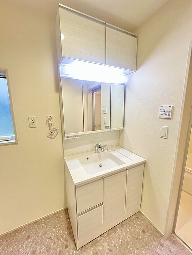 お出かけ前の身だしなみに一歩差がつく三面鏡。ミラー裏にはたっぷり収納もございます。