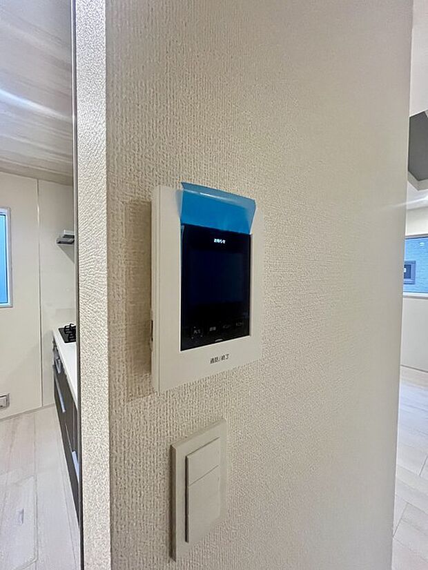 録画機能もあり、どのような人が何時に来訪されたのかが分かります。防犯上はもちろん、お届け物などの把握にも便利です。ライトが付いているので、夜間でも安心です。