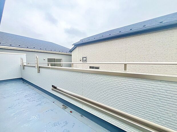 南側のお部屋から出入りできる、奥行きのあるワイドバルコニー。心地よい陽射しと暖かな風を楽しむことが出来ます。 