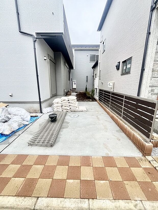 セカンドカーや来客時にも便利なカースペース2台分ございます。 