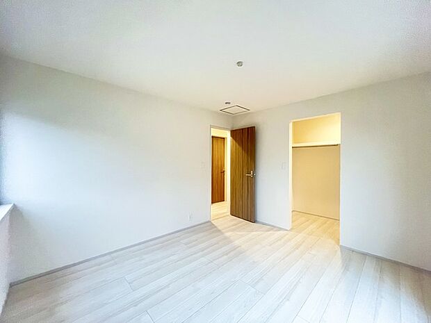 広々収納で、仕事着、普段着をまとめて収納できます。