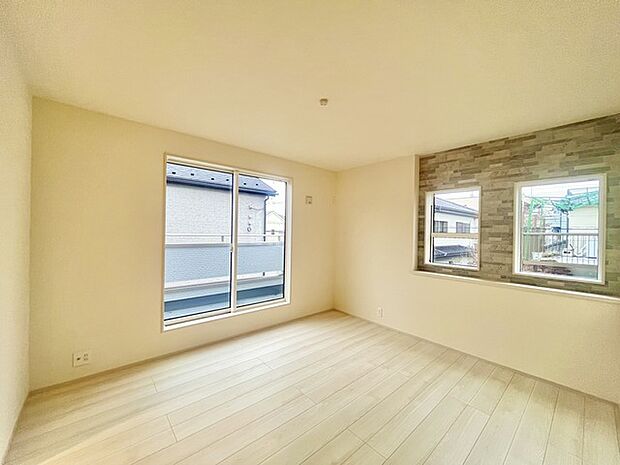 アクセントクロスを使用したオシャレな洋室。窓からそそぐ陽の光が眩しいベッドルームは、朝の目覚めが心地良く迎えられそうです。 