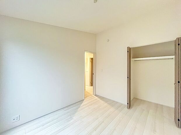 広々収納で、仕事着、普段着をまとめて収納できます。 