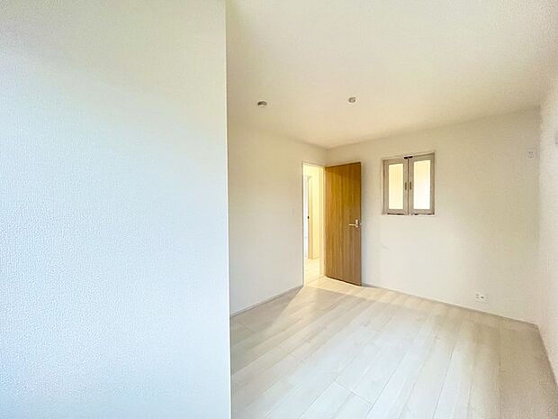 どんな家具にでも相性が良い清潔感ある白色調のクロスを採用。主張しすぎない配色、耐久性にも優れた床材は日々のメンテナンスも楽に、快適に過ごして頂けるよう考えられています。 