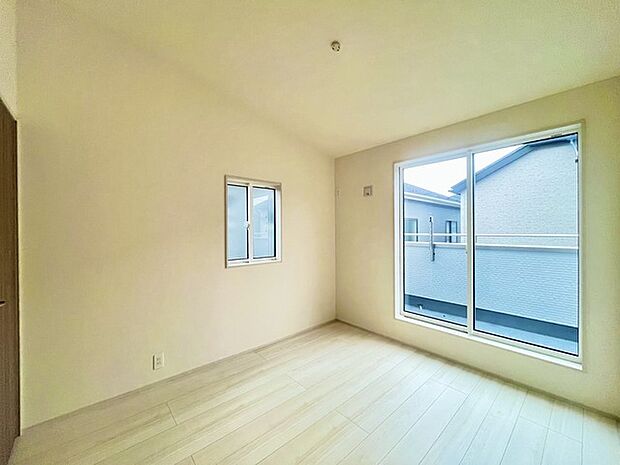 バルコニーに面した4.5帖の洋室。開口部からは優しい陽光が差し込み心地よい風が通り抜けます。 