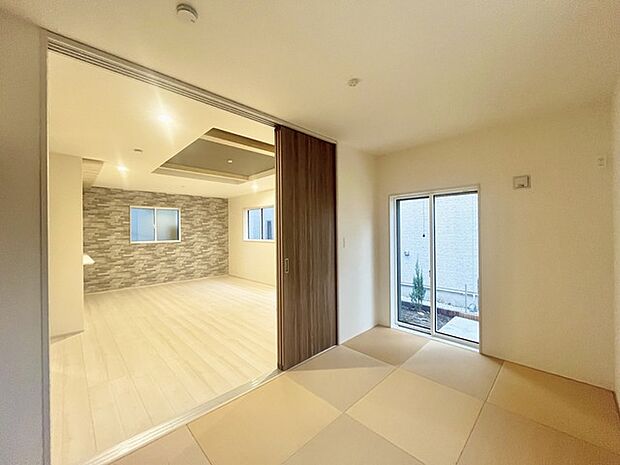 大きな開口部から明るい光が差し込む、日中の室内の明るさがこの部屋の魅力です。 