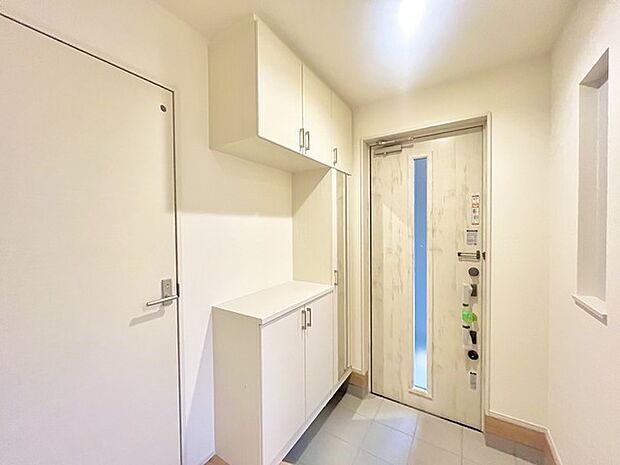 お宅の顔となる明るく開放的な玄関。ご家族皆様様の靴を収納できるスペースと全身鏡があり、お出掛け前に身だしなみチェックもできます。