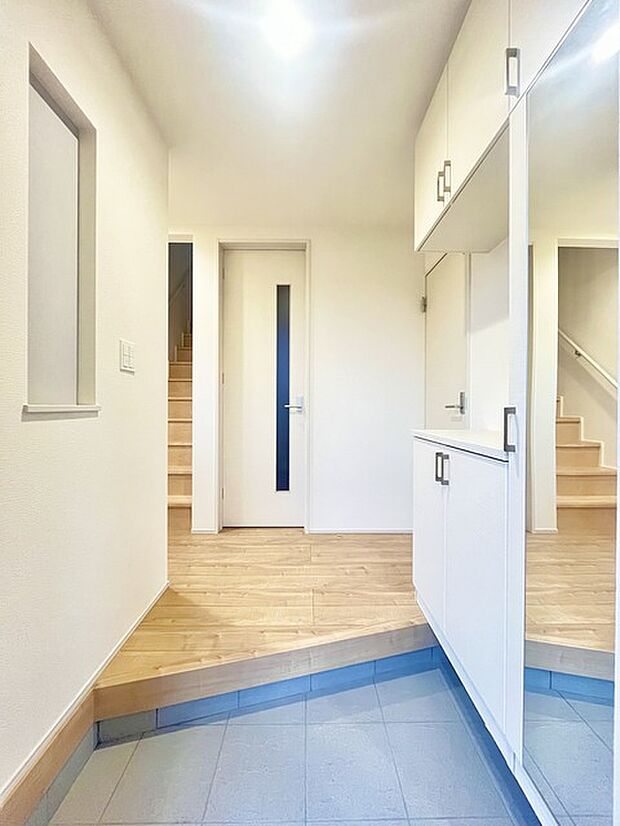 お宅の顔となる明るく開放的な玄関。ご家族皆様様の靴を収納できるスペースと全身鏡があり、お出掛け前に身だしなみチェックもできます。