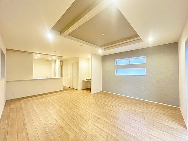 家族の集うリビングには色々な方向から光が差し込む設計に。家族のコミュニケーションが弾むスポットだから明るい雰囲気であってほしい。