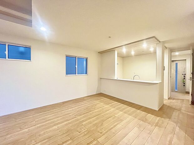 家族団欒のリビング。陽光差し込む食卓には家族の会話とスマイルが溢れます。いつまでもここで食卓を囲みたくなる、そう感じさせてくれるスペース。 