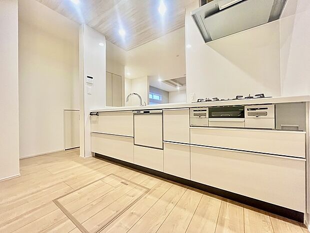 リビングにいる家族の顔が見渡せるカウンターキッチン。お料理もより一層おいしく、楽しく。食器棚を背面に設置しても十分な広さを確保しています。 