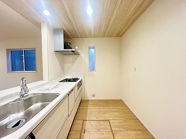 収納量豊富なシステムキッチン。明るい光が差し込む窓も調味料置き場などに役立ちます。カウンターキッチンと違い、背面を広く使えるので自由度が高いのも嬉しいですね。