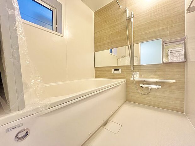 落ち着いた色味の浴室で1日の疲れをゆっくりと癒してください。