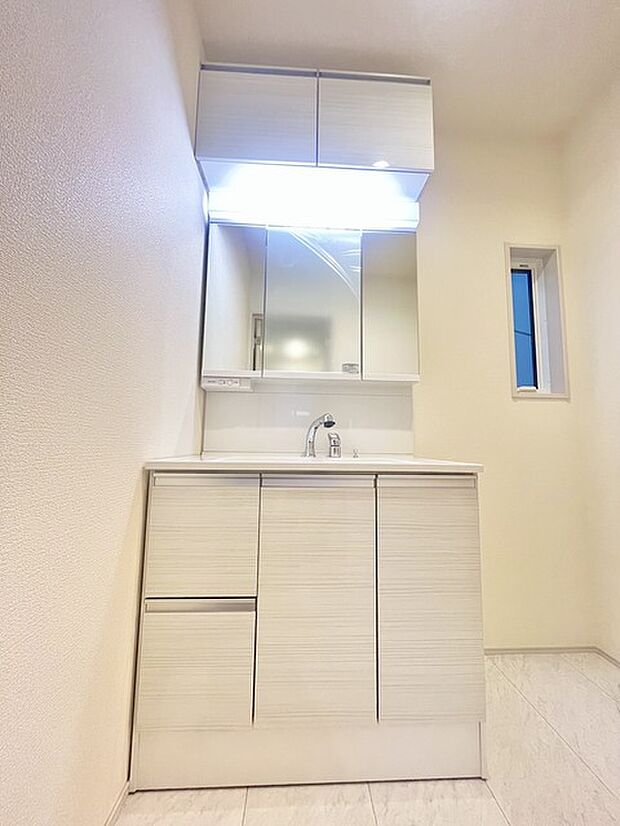 お出かけ前の身だしなみに一歩差がつく三面鏡。ミラー裏にはたっぷり収納もございます。