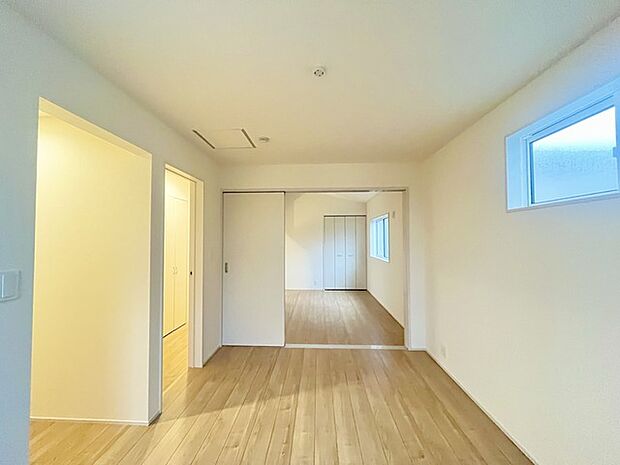 大きな開口部から明るい光が差し込む、日中の室内の明るさがこの部屋の魅力です。 