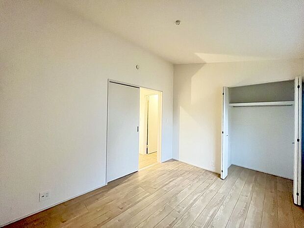 広々収納で、仕事着、普段着をまとめて収納できます。