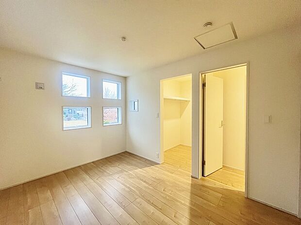 どんな家具にでも相性が良い清潔感ある白色調のクロスを採用。主張しすぎない配色、耐久性にも優れた床材は日々のメンテナンスも楽に、快適に過ごして頂けるよう考えられています。