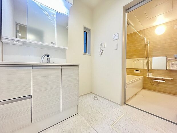 使い勝手の良い洗面台、窓があることで換気もしやすく清潔感のある空間を保てます。