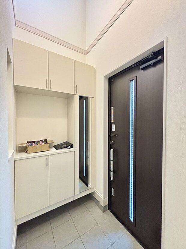 明るく開放的な玄関、靴の脱ぎ履きもしやすく、収納も豊富でご家族皆様の靴をスッキリ収納できます。 