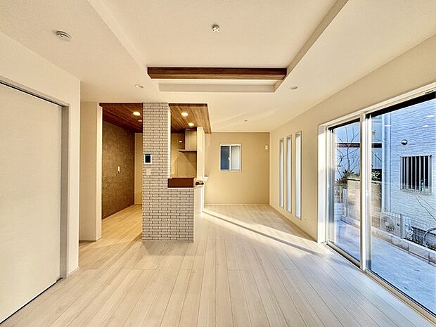 家族や友人、両親、親戚とこれから沢山の時間を紡ぐのだろう。そこを彩るのは窓から見える青い空、心地よい緑。そんなイメージが膨らむリビングスペース。