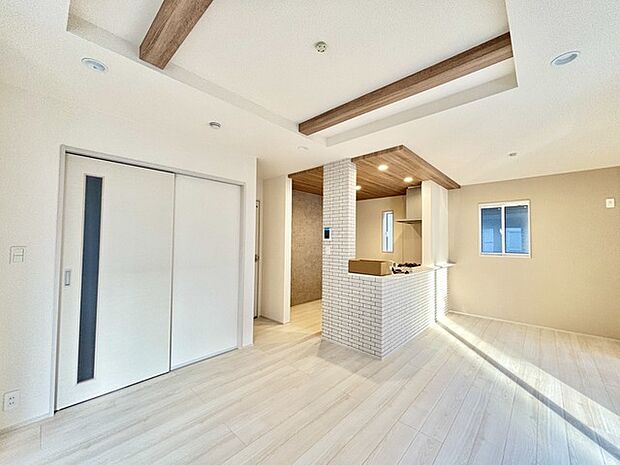 家族団欒のリビング。陽光差し込む食卓には家族の会話とスマイルが溢れます。いつまでもここで食卓を囲みたくなる、そう感じさせてくれるスペース。