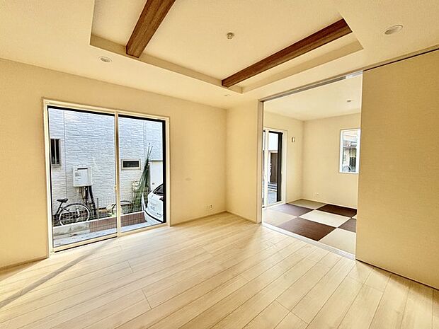 家族の集うリビングには色々な方向から光が差し込む設計に。家族のコミュニケーションが弾むスポットだから明るい雰囲気であってほしい。