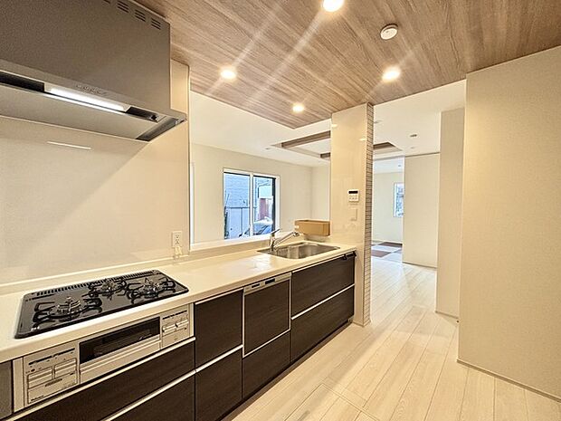 家族が一番集まる場所だから広々としつつも素敵な空間であって欲しい。皆がくつろぐリビングからキッチンまでが一つに繋がる空間。