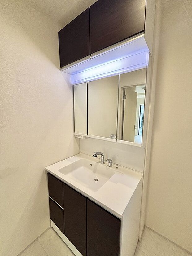 お出かけ前の身だしなみに一歩差がつく三面鏡。ミラー裏にはたっぷり収納もございます。