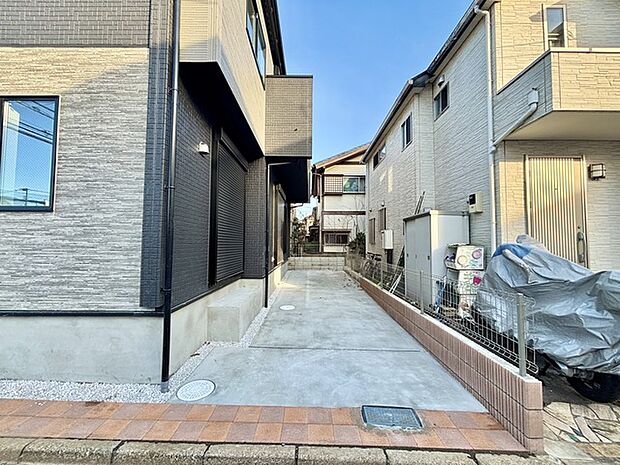 セカンドカーや来客時にも便利なカースペース2台分ございます。